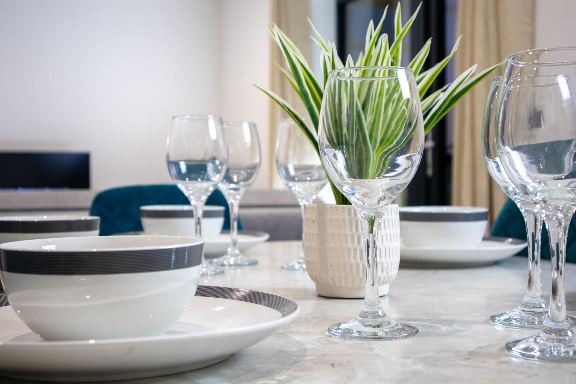 Central 2 Bed 2 Bath Apartment Near Brighton College, Beach, Hospital - Long Stay Offers Екстер'єр фото